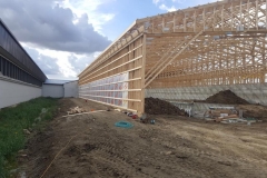 Milking parlor for dairy barn